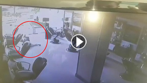 فيديو لحرامي سيء الحظ سرق صالون حلاقة بمصر وسقط جثة عند مدخله
