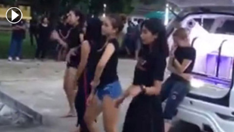 بالفيديو.. فتيات يرقصن في جنازة صديقتهن من أجل روحها