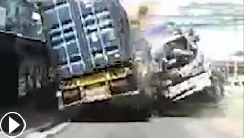 فيديو مروع.. نجاة أم وابنها بمعجزة من حادث مرعب بين شاحنتين في تايلاند!