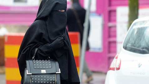 الحكومة الجزائرية تمنع ارتداء النقاب في أماكن العمل