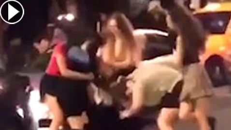 فيديو صادم.: شجار شرس بين 10 فتيات تبادلن اللكمات وشد الشعر 