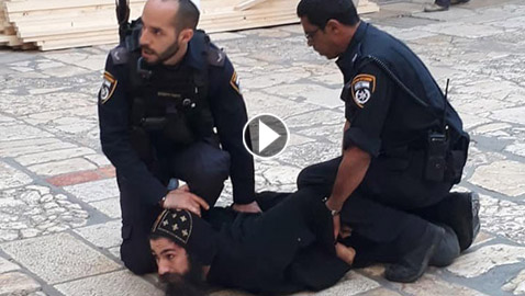 فيديو صادم.. الشرطة الإسرائيلية تعتقل رجل دين في كنيسة القيامة بطريقة وحشية