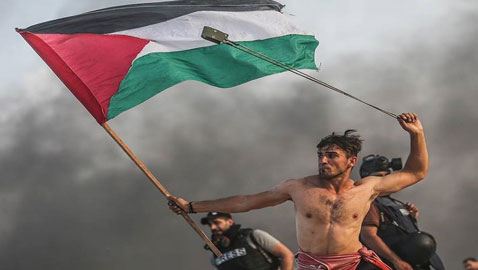 صورة من مصطفى حسونة انتشرت عالميا توثق شجاعة شاب فلسطيني في غزة