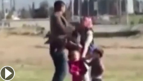 فيديو صادم لرجل يعتدي على زوجته بالضرب المبرح أمام أطفالهما بالشارع!