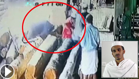 فيديو مروع.. شاب يفقد يده عند سقوطه فوق منشار خلال هروبه من ثور!