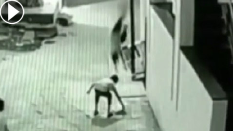 بالفيديو.. طفل ينجو بأعجوبة من الموت بعد سقوطه من ارتفاع 12 مترا!