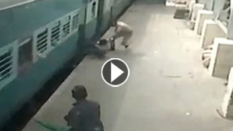 فيديو صادم: لحظة إنقاذ سيدة علقت بقطار متحرك