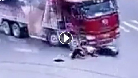 فيديو مذهل.. قائد دراجة ينجو من الموت مرتين في لحظة واحدة 