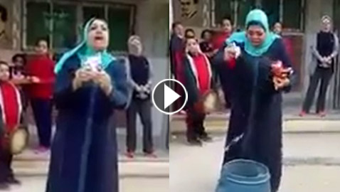 بالفيديو.. مديرة مدرسة تمنع الشيبس والمقرمشات وتتلفهم امام الطلاب