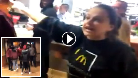 فيديو مديرة مكدونالدز تطرد مراهقين مسلمين هددهم مسلح عنصري بمسدس!