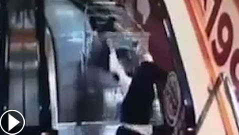 فيديو صادم.. طفل يدفع شقيقه داخل عربة على درج كهربائي متحرك!