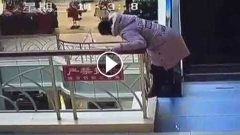 فيديو صادم: لحظة انتحار امرأة داخل مركز تجاري