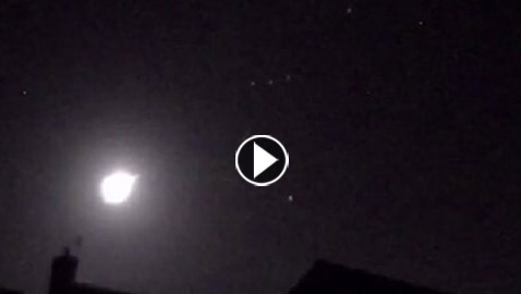 فيديو يرصد لحظة نادرة.. انفجار نيزك في السماء