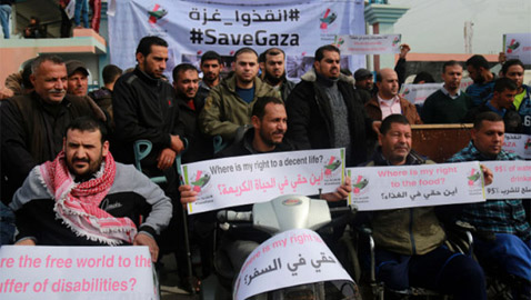 ذوي الإعاقة يتظاهرون في غزة طالبين حماية الأمم المتحدة للفلسطينيين