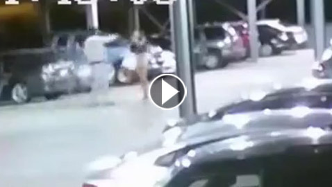فيديو صادم: لحظة اعتداء لصين على فتاة وسرقة حقيبتها وسيارتها