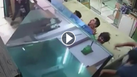 حادثة مروعة.. سقوط صفائح زجاجية ثقيلة على عمال مستودع بالهند! فيديو