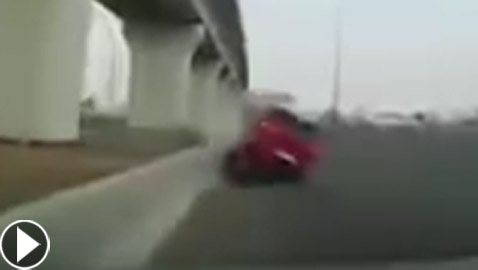 فيديو صادم.. نهاية مروعة لسائق مراهق متهور يسير بسرعة جنونية!