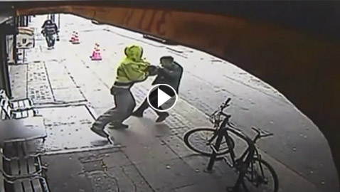 فيديو صادم: بشكل مفاجئ.. متشرد يدفع عجوزا تحت عجلات شاحنة مسرعة