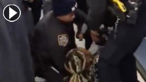 فيديو مفجع.. أفراد من شرطة نيويورك ينتزعون رضيعا من أمه بطريقة وحشية