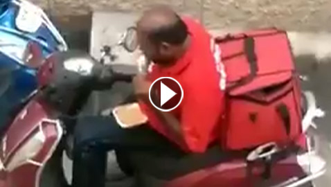 فيديو صادم يرصد تصرف مشين لعامل توصيل يأكل من طعام الزبائن!