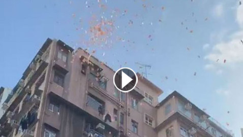 بالفيديو.. السماء تمطر دولارات في هونغ كونج