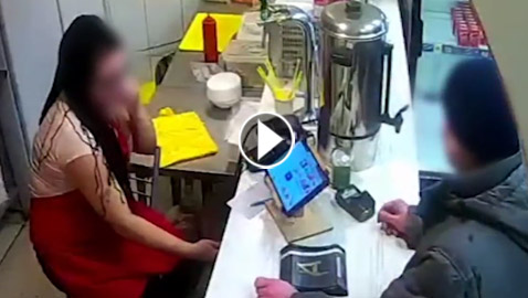 فيديو مؤلم: زبون يلقي الماء المغلي على عاملة في مطعط
