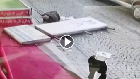 فيديو مخيف.. الموت يفاجئ رجل عجوز من أعلى