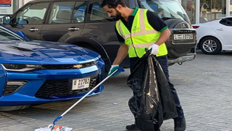 صور: رجل اعمال اماراتي يخرج للشارع ممسكا مكنسة ويتحول الى عامل نظافة