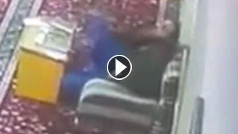 فيديو مؤثر.. وفاة رجل داخل المسجد مباشرة بعد أدائه الصلاة!