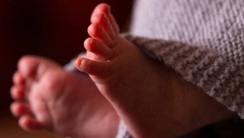 التحقيق في قضية أمريكية وضعت مولودا رغم أنها في غيبوبة منذ 10 سنوات!