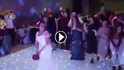 بالفيديو.. بسبب باقة العروس شاب يعتدي على فتاة في حفل زفاف 