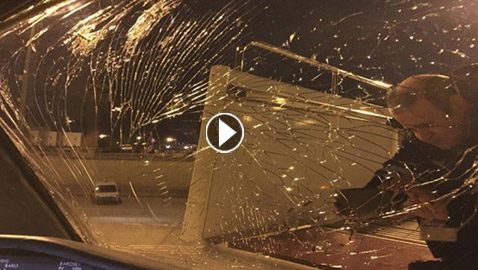  فيديو وصور: تشقق زجاج قمرة قيادة طائرة عمانية أثناء تحليقها بالهواء!