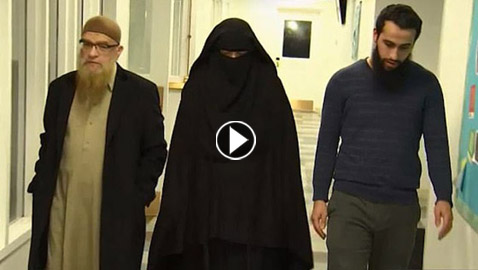 بالفيديو والصور.. موقف عنصري مخجل تجاه عائلة مسلمة داخل مستشفى أميركي