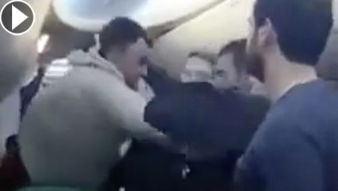 بالفيديو والصور: طائرة تحوّل مسارها وتهبط خوفا من مسلم أراد الصلاة