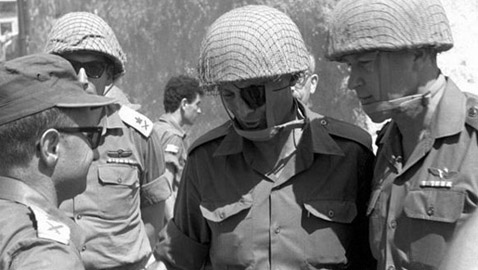 موشيه دايان.. فكر في ضرب مصر بالنووي عام 1973 