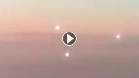 بالفيديو.. أجسام غامضة غريبة تلاحق طائرة ركاب وتذعرهم