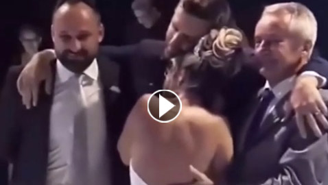 فيديو مؤثر: عريس مشلول يقف بمساعدة ابيه وأخيه ليرقص مع عروسه 