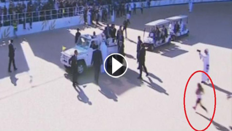 فتاة صغيرة تقتحم الحشود وتركض نحو بابا الفاتيكان في أبوظبي! فيديو