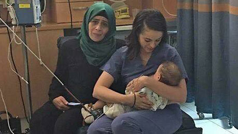 صورة ممرضة إسرائيلية ترضع طفلا فلسطينيا تثير تفاعلا بين المغردين