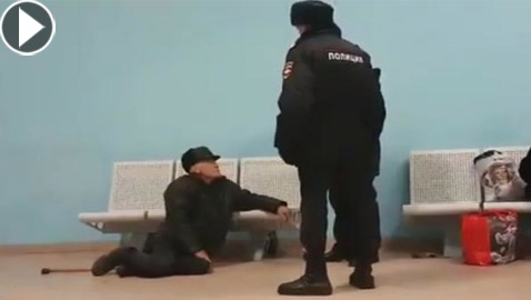 معاقبة ضابط شرطة روسي دفع عجوزا على الأرض وتعامل معه بقسوة!
