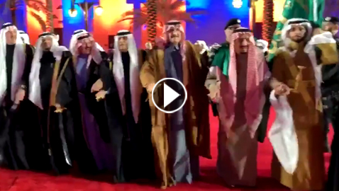  بالفيديو: خادم الحرمين الشريفين الملك سلمان يؤدى رقصة العرضة السعودية