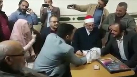 فيديو مؤثر: أب أصم يعقد قران ابنته بلغة الإشارة والعروس تترجم