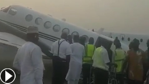طائرة تنهار للخلف على المدرج لثقل حمولتها من أكياس مليئة بالأموال!