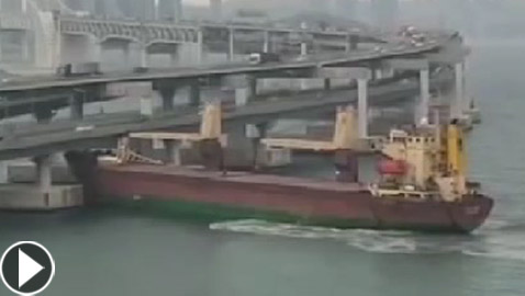 قبطان مخمور يقود سفينة عملاقة نحو جسر مزدحم في كوريا الجنوبية!