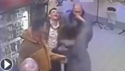 فيديو صادم.. شابة روسية تلقن رجلا مخمورا دخل متجرها درسا قاسيا!