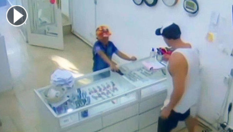 شاهدوا.. محاولة سرقة محل للمجوهرات بمسدس لعبة