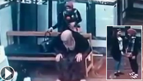 بالفيديو: حادثة غريبة في مصر: فتاتان تسرقان شنطة سيدة مسنة في مسجد!