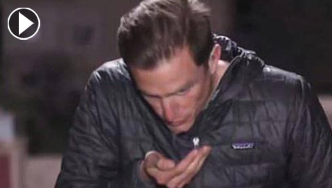 فيديو محرج: مراسل حربي تلتقطه الكاميرا في مشهد غيرعادي