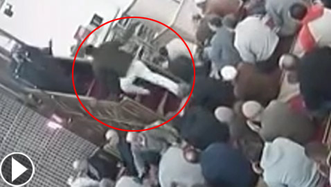 فيديو: الاعتداء على إمام مسجد أثناء خطبة الجمعة في الإسكندرية