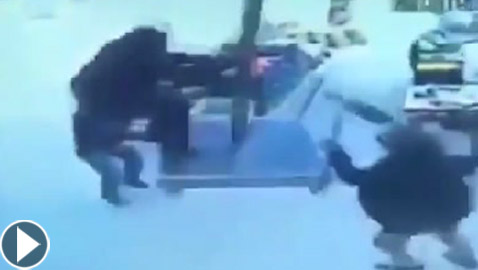 رجل يطير بمظلة كبيرة بسبب الرياح القوية وسط عاصفة في تركيا